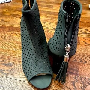 JustFab size 7 Dark Grey/Black Bootie